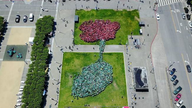 2.400 de oameni pentru a forma o floare de Cartea Recordurilor, la San Francisco