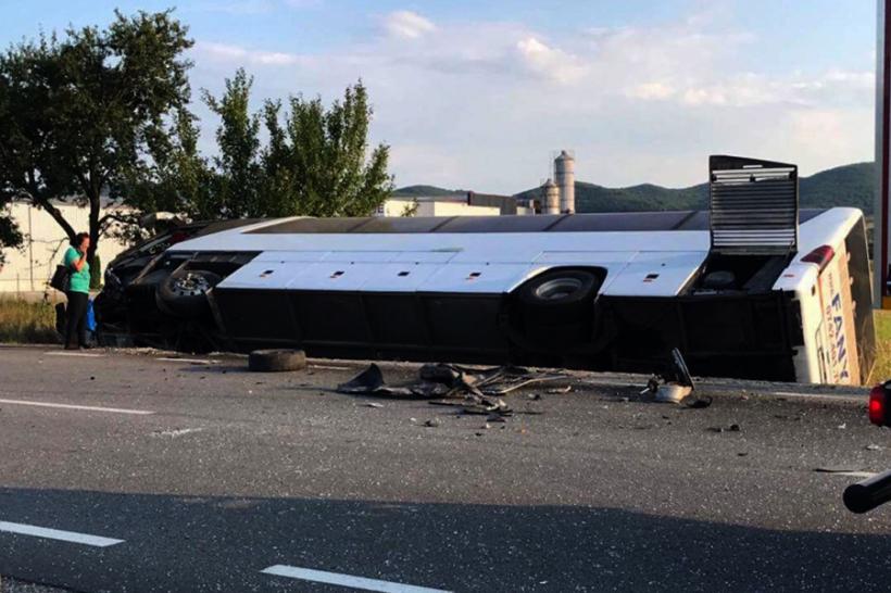 Cluj: Accident cu un autocar răsturnat; a fost activat planul roşu de intervenţie