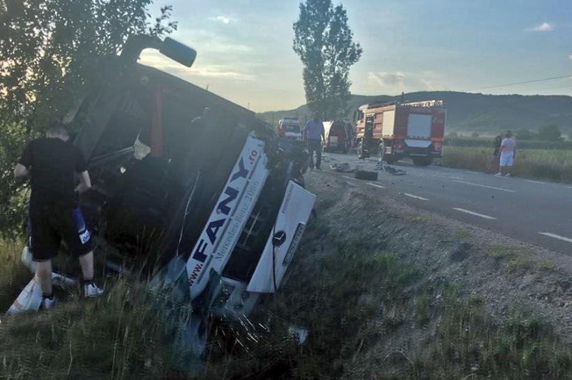 Cluj: Cinci persoane au fost transportate la spital în urma accidentului cu autocarul răsturnat pe DN1C