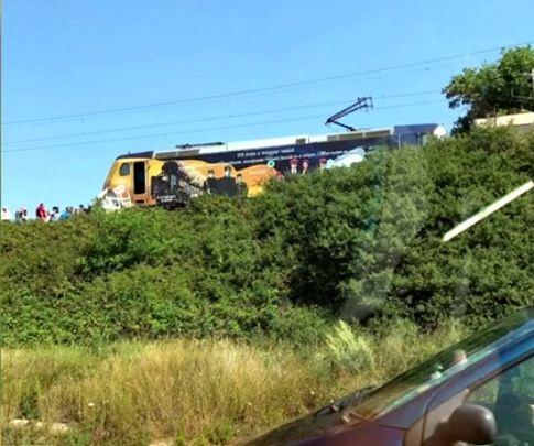 Accident TERIBIL pe calea ferată în Mehedinți. O mașină a fost SPULBERATĂ de tren. Două persoane au murit