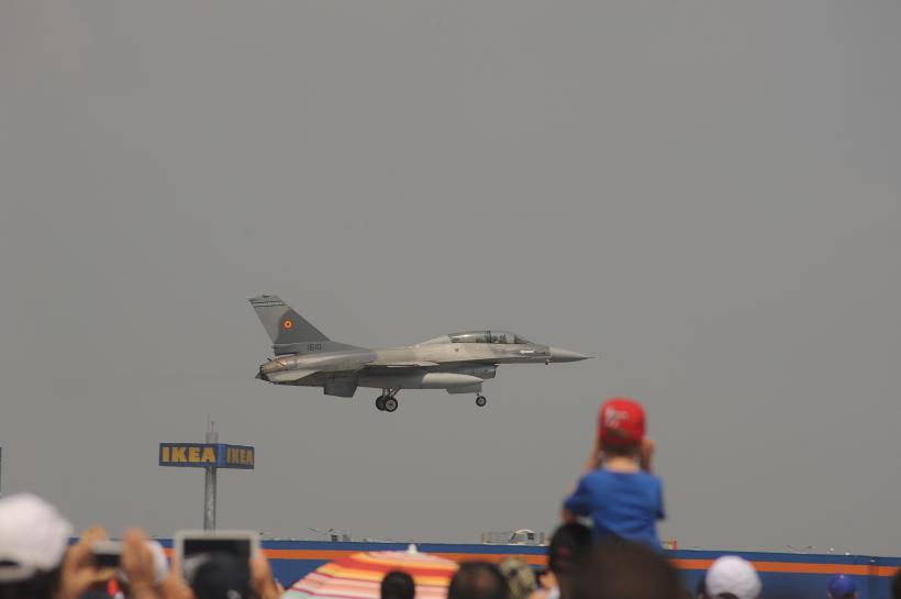 BIAS 2017 - un mix de acrobaţii cu elicopterul, aeronave militare şi avioane istorice (GALERIE FOTO) 18582790