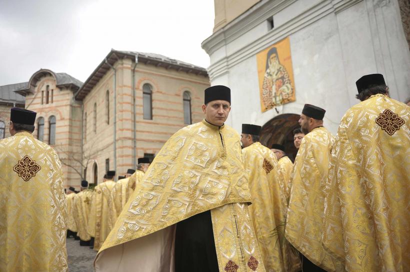 Sinodul Mitropoliei Moldovei: Episcopul Hușilor, implicat într-un scandal sexual, nu mai are voie să oficieze slujbe