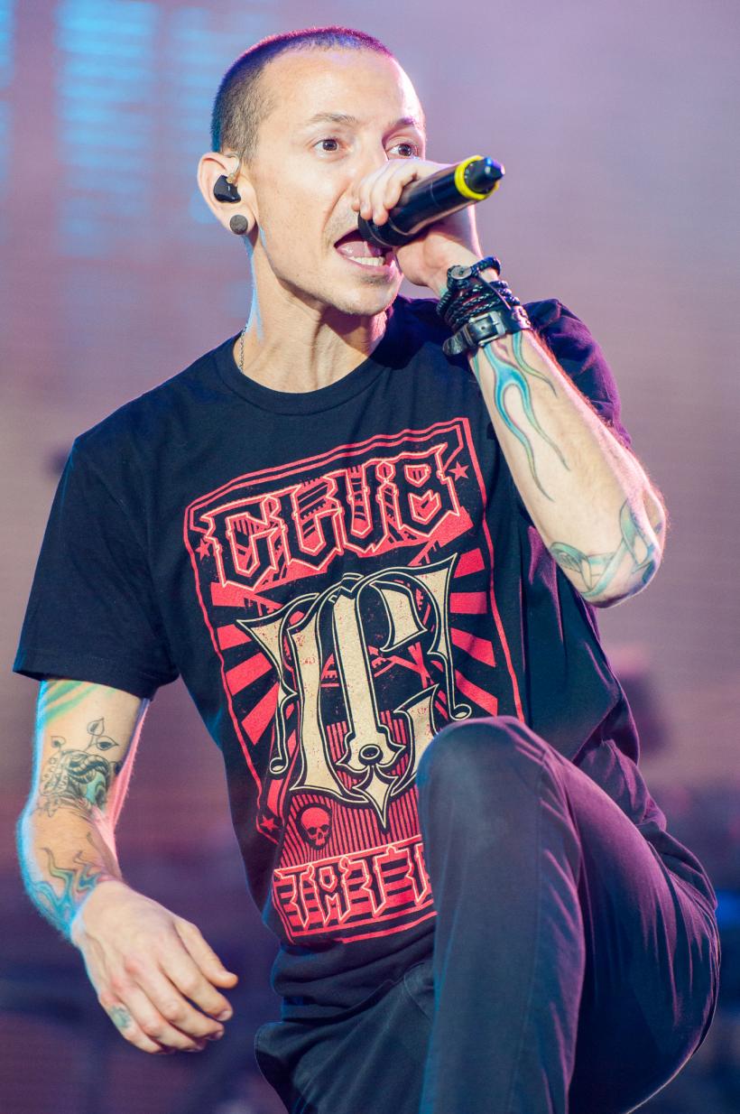 Solistul de la Linkin Park s-a spânzurat cu o curea