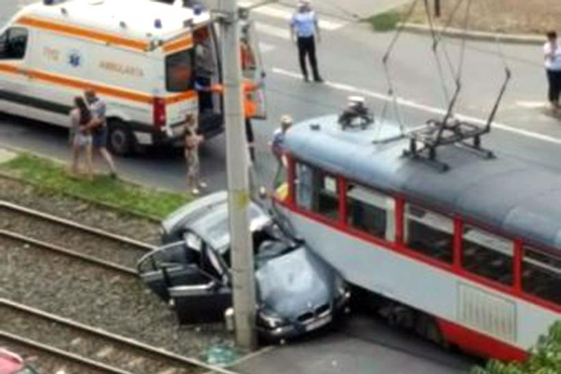 Accident grav între un BMW și un tramvai în Arad