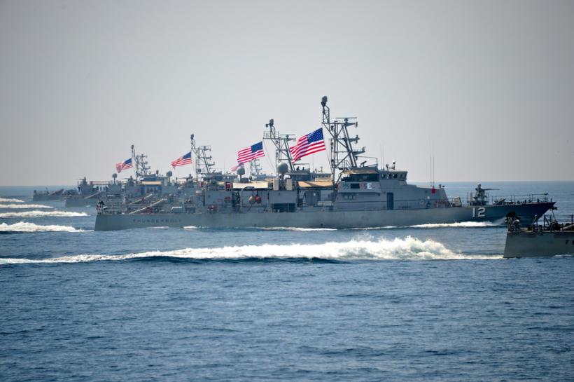 O navă a Marinei SUA a tras focuri de avertisment în direcţia unei nave iraniene în Golful Persic