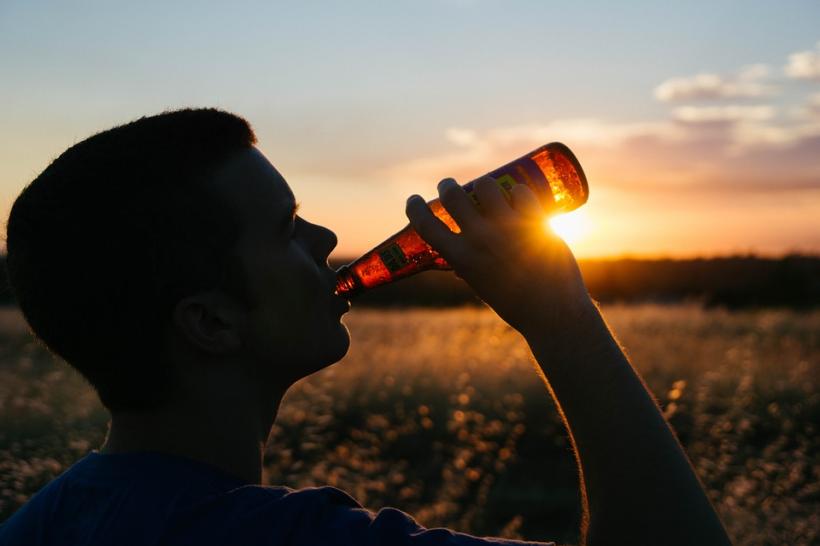 Studiile arată că alcoolul îmbunătăţeşte memoria