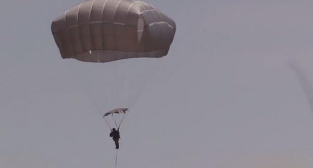 Bărbatul mort după o săritură cu paraşuta era militar