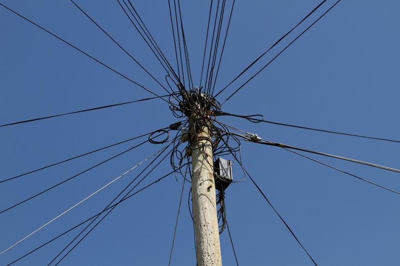 Dâmboviţa: Un angajat al unei firme de cablu a murit electrocutat, lucrând pe un stâlp