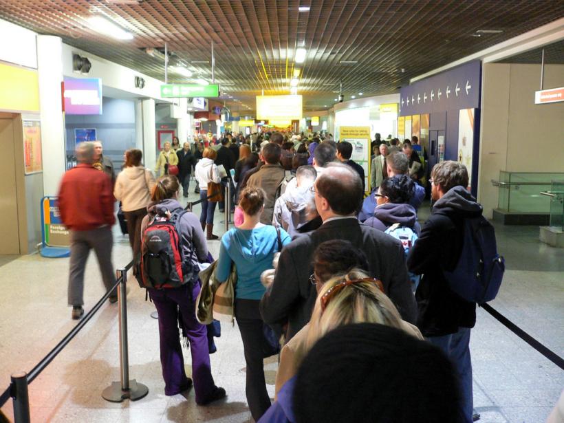 Pasagerii stau câte patru ore la cozile de la punctele de verificare la unele aeroporturi europene