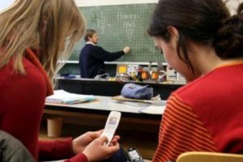 MEN:Elevii nu vor mai putea folosi telefoanele la școală
