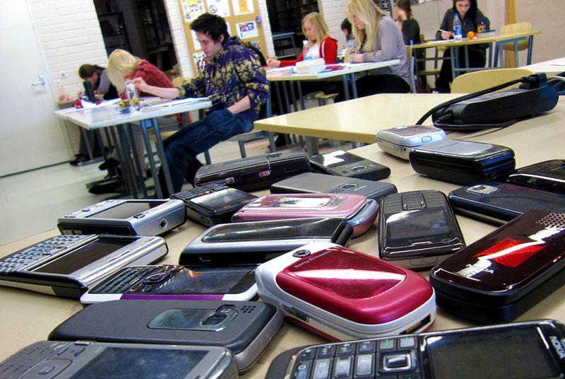 MEN: Ministrul Educație, Liviu Pop, vrea zone speciale în clasă pentru depozitarea telefoanelor mobile