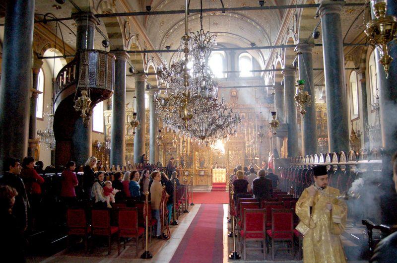 Patriarhia Română transmite un &quot;îndemn stăruitor&quot; slujitorilor altarelor ortodoxe să ofere ajutor populaţiei pe timpul caniculei.