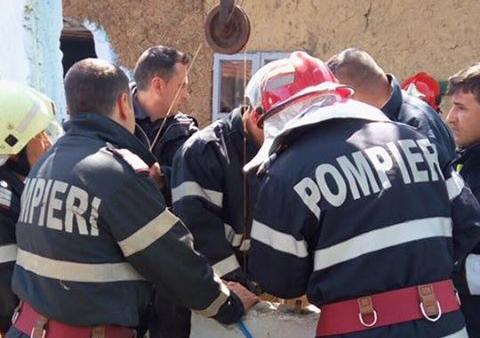 Argeș:Pompierii încearcă să salveze o femeie care a căzut într-o fântână adâncă de opt metri