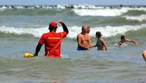 Constanța: Un bărbat a murit înecat și trei copii au fost salvați de salvamari la Neptun