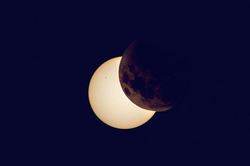 O eclipsă parţială de Lună va fi vizibilă în România timp de aproximativ două ore