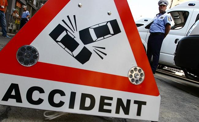 Accident teribil în Bacău: Doi oameni au murit pe loc după ce un taximetrist începător a provocat un grav accident rutier!