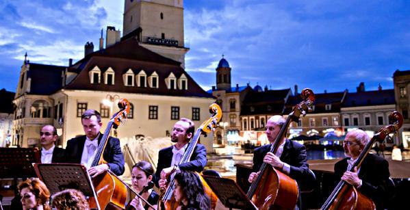Brașov: Concert susținut în Piața Sfatului de Orchestra Simfonică a Filarmonicii 