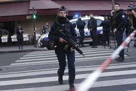ALERTĂ LA PARIS. Mai mulţi MILITARI francezi au fost CĂLCAŢI de o maşină! Şoferul este căutat de forţele de ordine