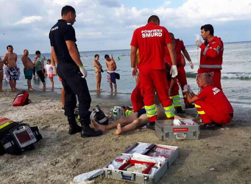 Război între salvamari şi turiştii INCONŞTIENŢI care se aruncă în valuri: 'Legea nu ne permite decât să fluierăm'