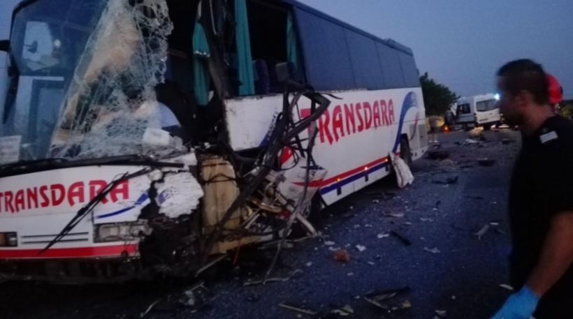 Accident CUMPLIT între un autocar şi un microbuz în Arad. Două persoane au murit. Trei dintre cei zece răniţi se află în stare critică
