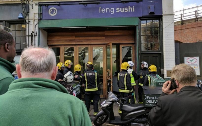 ALERTĂ chimică la Londra! Un plic livrat unui restaurant a rănit trei persoane