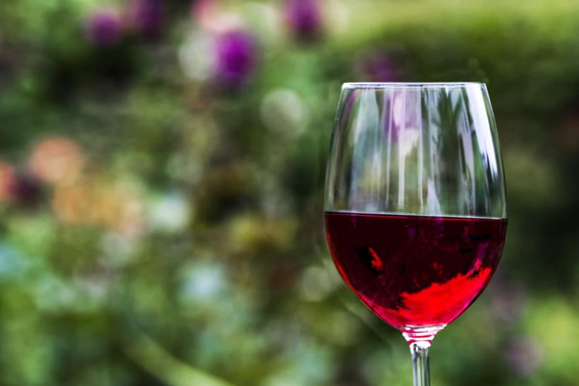 Ce afecțiuni ține departe vinul roșu