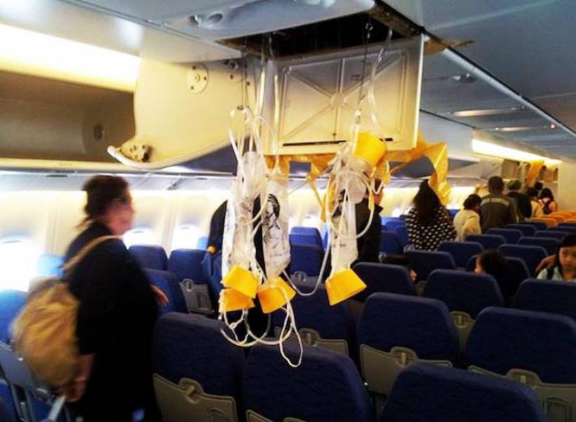 Momente de panică la bordul unui avion care a decolat de la Bacău spre Londra! Măştile de oxigen au fost coborâte după ce aeronava s-a depresurizat!