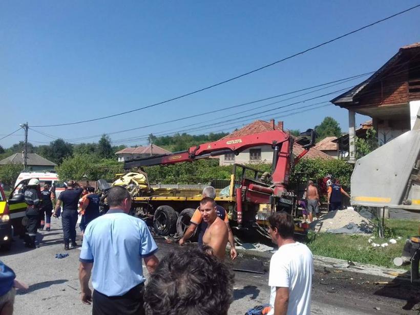 ACCIDENT MORTAL la Bumbești-Pițic! Cei DOI ȘOFERI AU DECEDAT pe loc