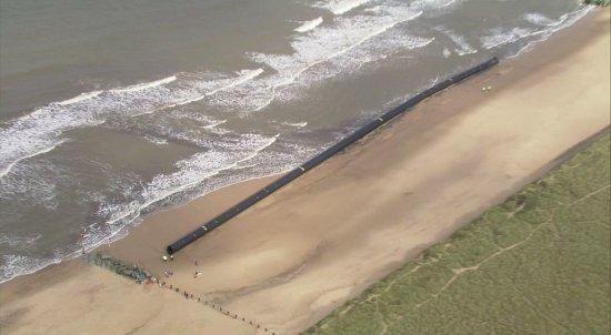 Patru ţevi gigantice din plastic au eşuat pe coasta Marii Britanii