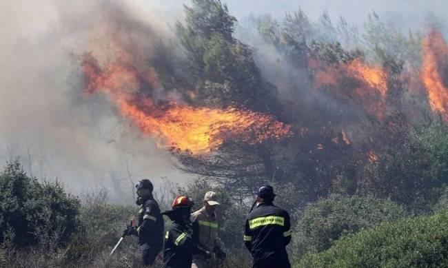 Pompierii luptă să stingă mai multe incendii izbucnite în insula greacă Zakynthos