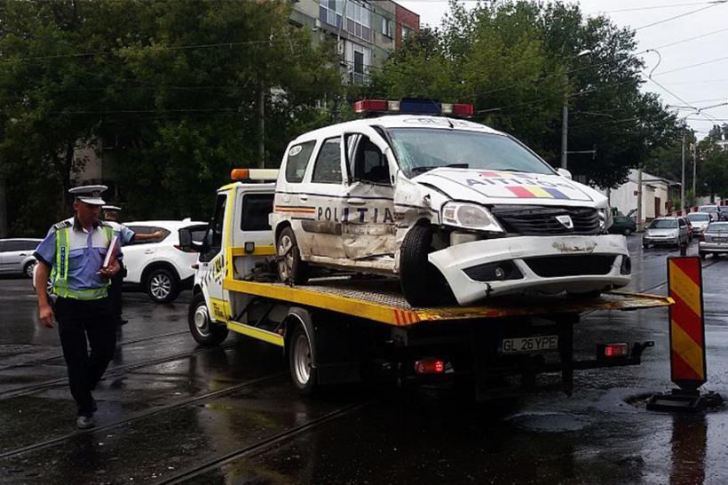 Galaţi: Maşină de poliţie, lovită în trafic de o Dacie papuc; accident soldat cu rănirea unuia dintre agenți