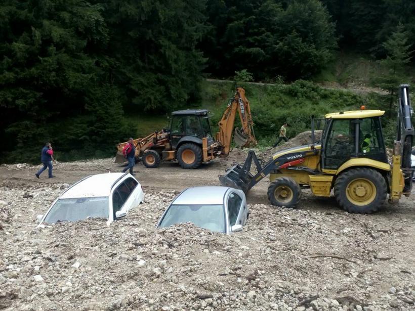 Zărnești - Două mașini au fost acoperite de un val de pietriș după o alunecare de teren