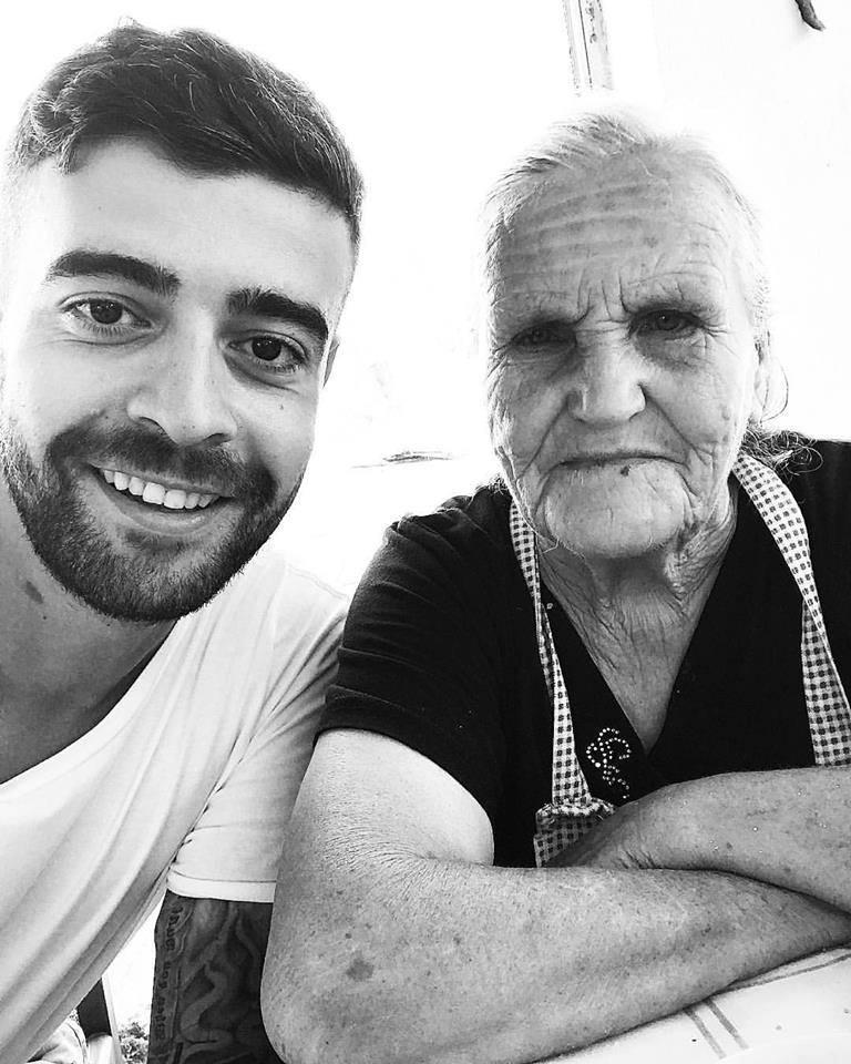 Speak și Flick, ”croiți” peste fund de o bătrânică din Grecia