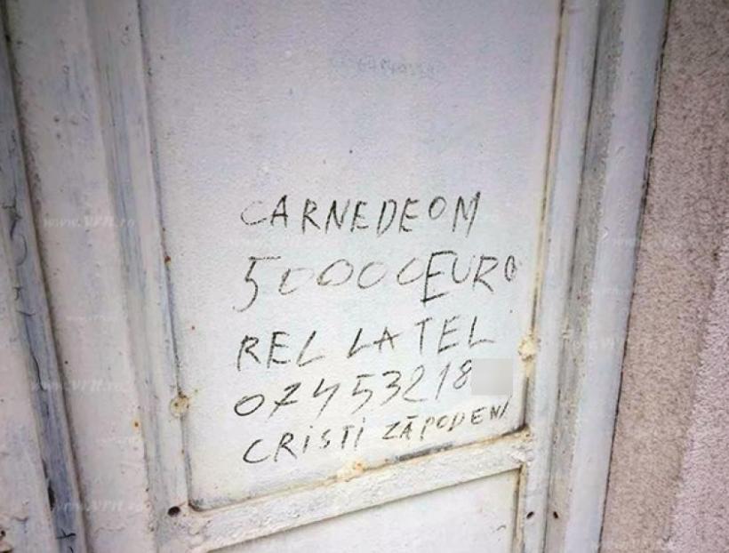 Un anunţ scrijelit pe ușa metalică a gării le dă fiori vasluienilor: &quot;Vând CARNE DE OM - 50.000 euro&quot;