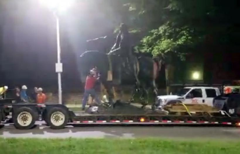 De frica violențelor, Baltimore demolează statuile militarilor confederați