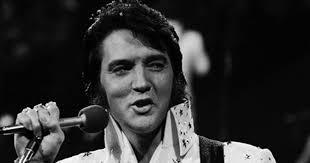 Mii de fani ai lui  Elvis Presley au participat la o slujbă organizată în fața casei artistului,  la 40 de ani de la moartea sa