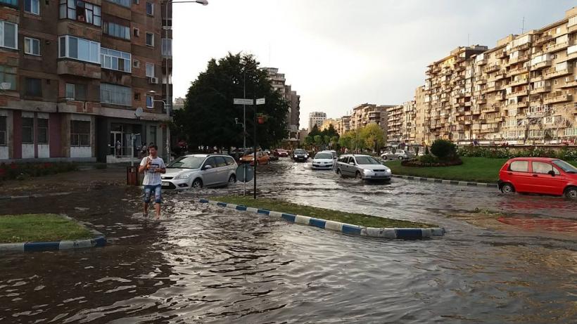 Deva: Două acoperişuri de bloc au fost luate pe sus de o vijelie iar orașul s-a inundat