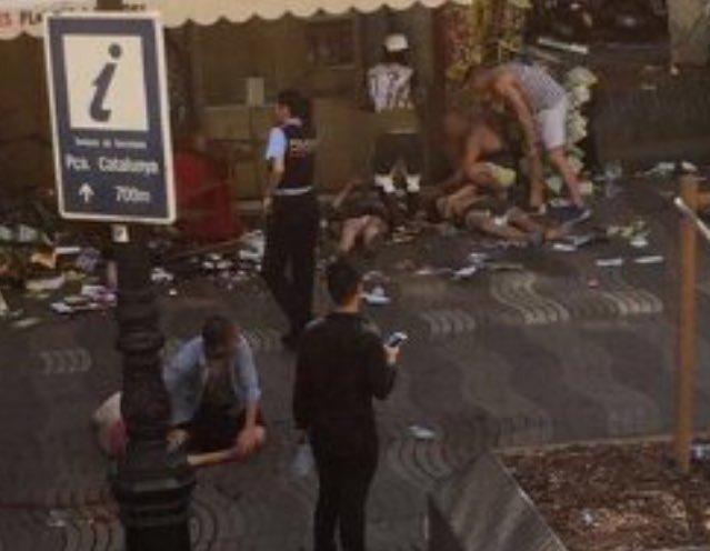 VIDEO - ALERTĂ / UPDATE - ATAC TERORIST la Barcelona. O dubă a intrat în oameni. OFICIAL 13 morți și 50 de răniți