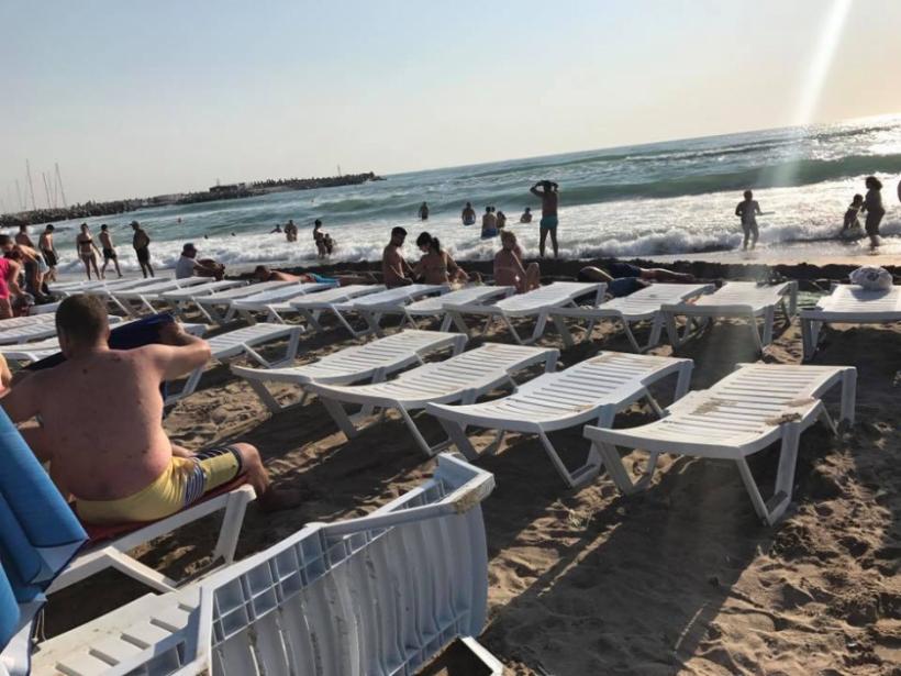 Bătaie de joc pe plaja din Eforie Nord: 'Dacă ar putea pune şezlongul în apă ar face şi asta!