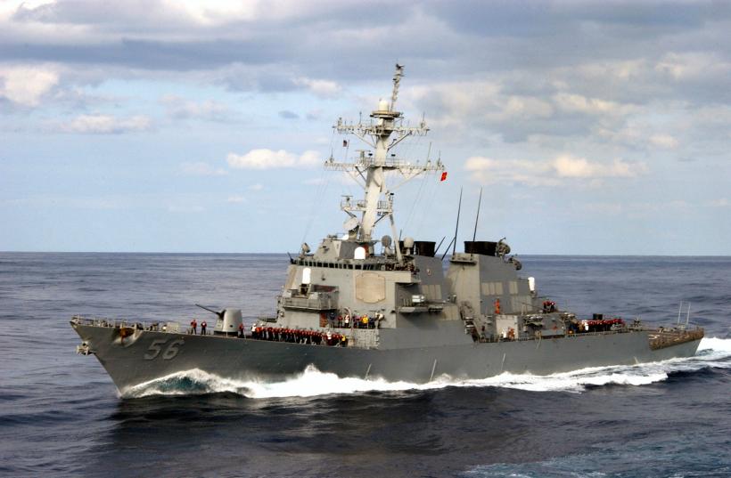 10 marinari americani dispăruţi după ce un distrugător s-a ciocnit cu un petrolier