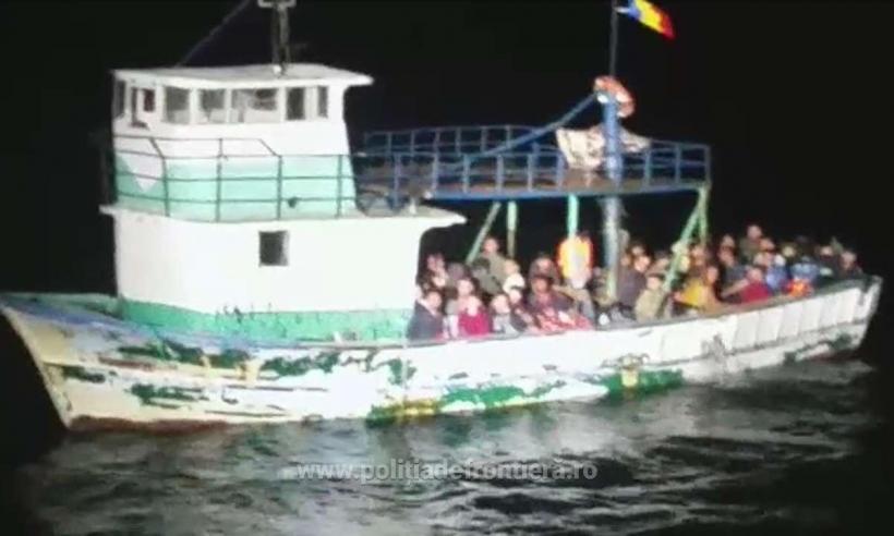 Pescador care transporta zeci de migranți, interceptat de Garda de Coastă