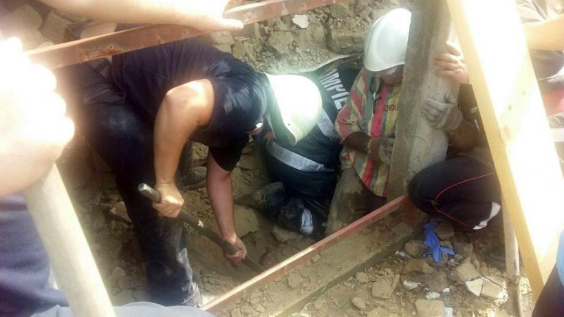 Onești - Un bărbat a fost salvat după ce un perete s-a prăbușit peste el