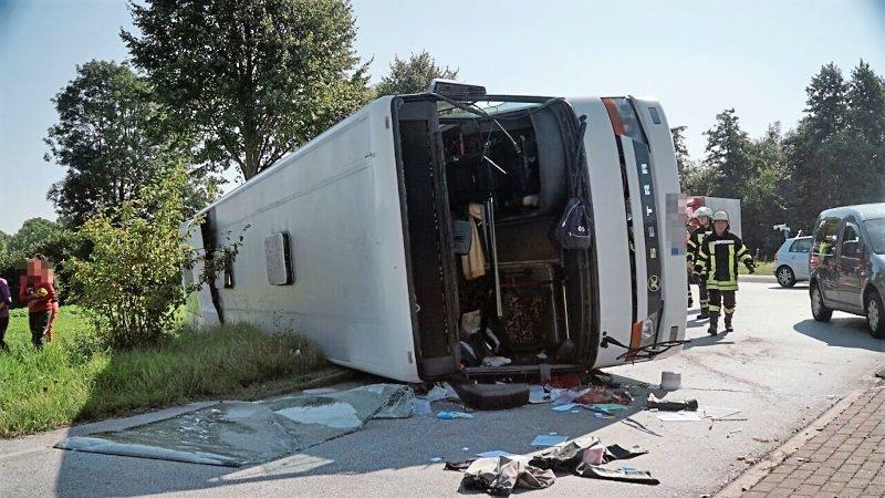 Autocar cu muncitoare românce, implicat într-un accident în Germania. 6 persoane rănite