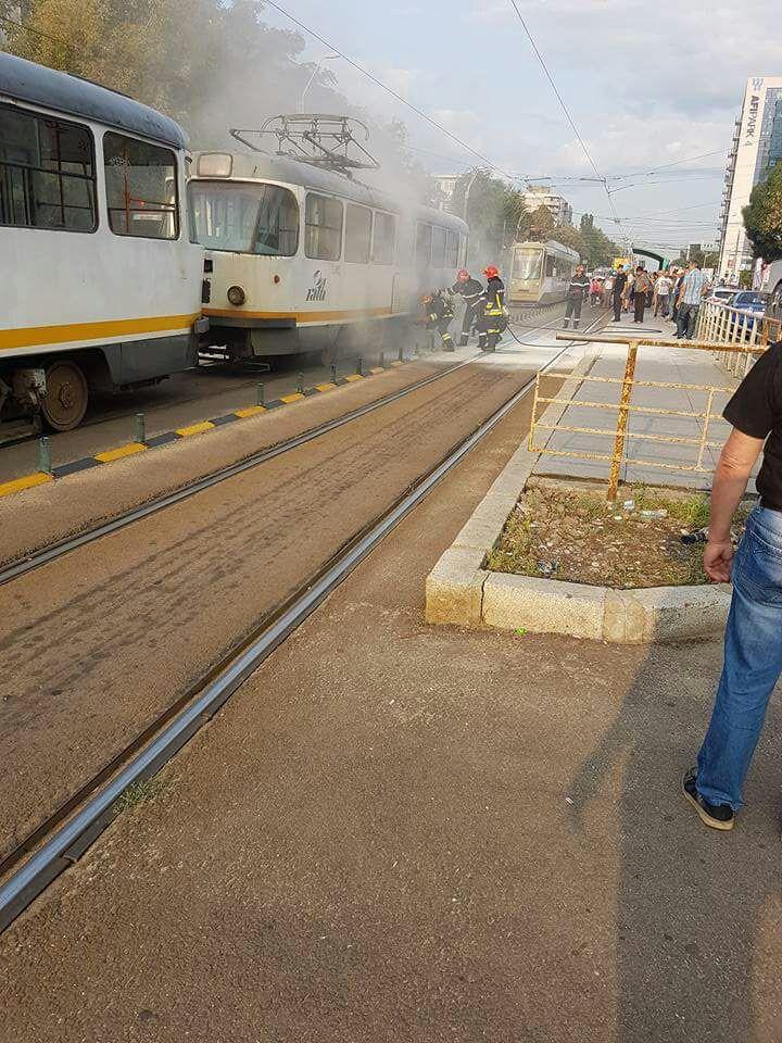 Panică pentru călătorii unui tramvai din Capitală. O garnitură de pe linia 25 a luat FOC. Patru persoane au fost rănite și transportate la spital
