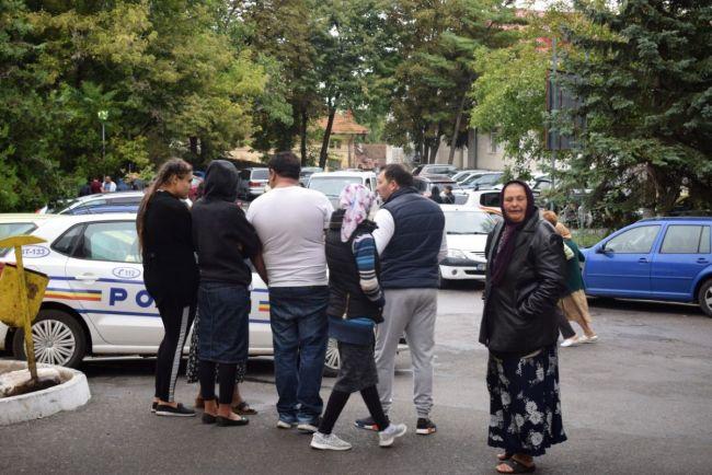 Botoșani - Mascații au intervenit la UPU pentru evacuarea unui grup violent de romi