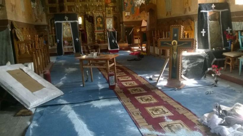 O biserică din Bacău a fost vandalizată: 'Icoanele au fost rupte şi zgâriate, iar autorii dezastrului au scris SATANA pe pereţi!'