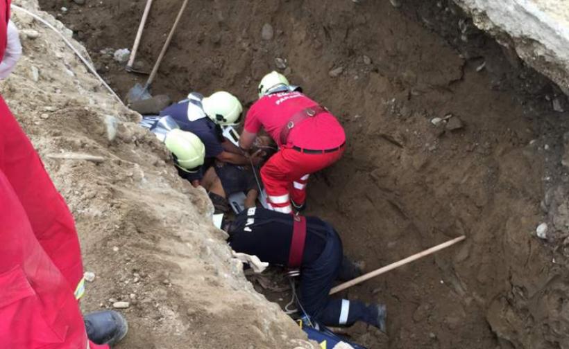 Un muncitor a murit, iar altul este în stare gravă după ce au fost îngropați de vii sub un mal de pământ
