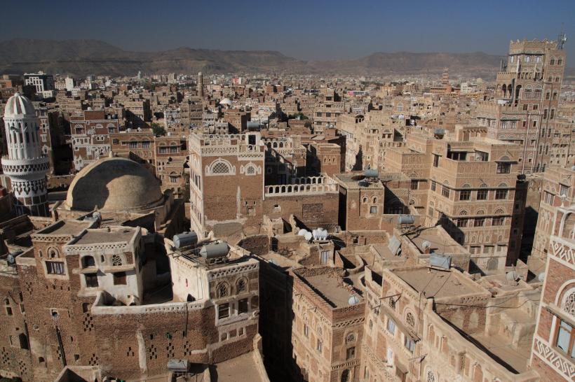 Zeci de morţi după ce un hotel din Yemen a fost bombardat