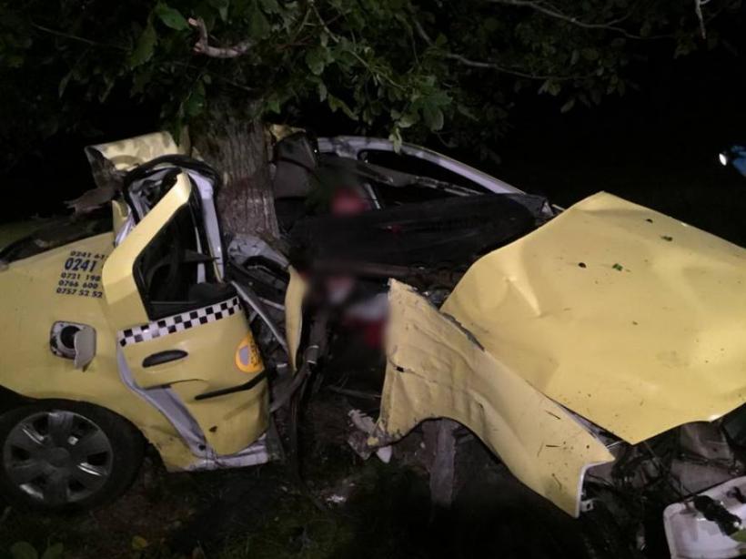 O mașină înfășurată în jurul unui copac, descoperită de un trecător în Constanța