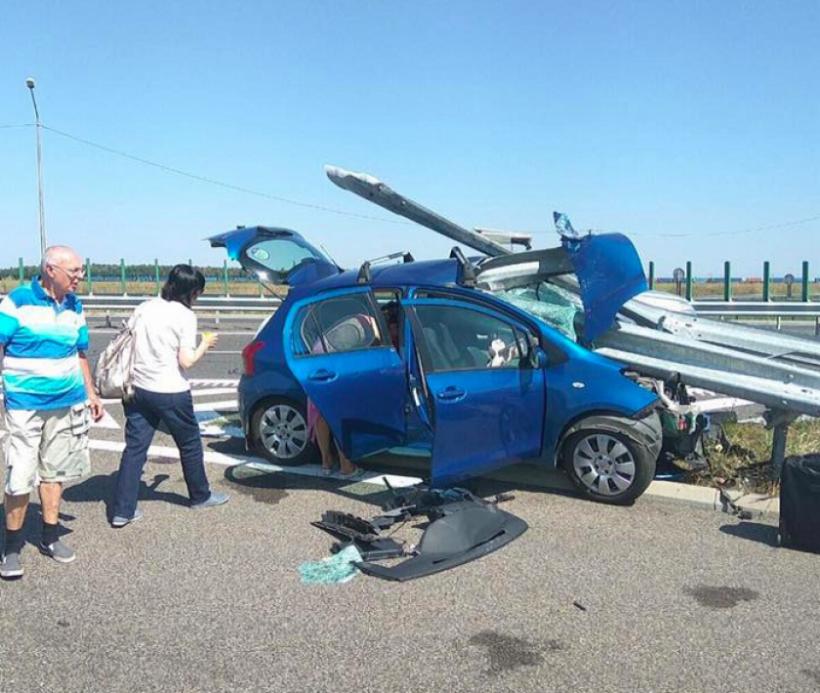 Accident grav pe Autostrada Soarelui, o maşină a fost străpunsă de bara de protecţie de pe marginea şoselei
